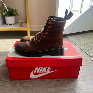 Dr. Martens Combs Pull Up Leather Casual Boot Warm Tan SH04Y